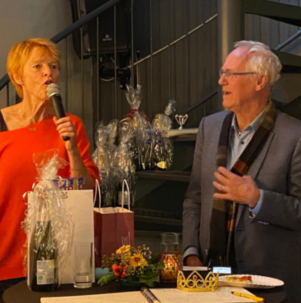 Donatie bij het jubileum van Magda Oord